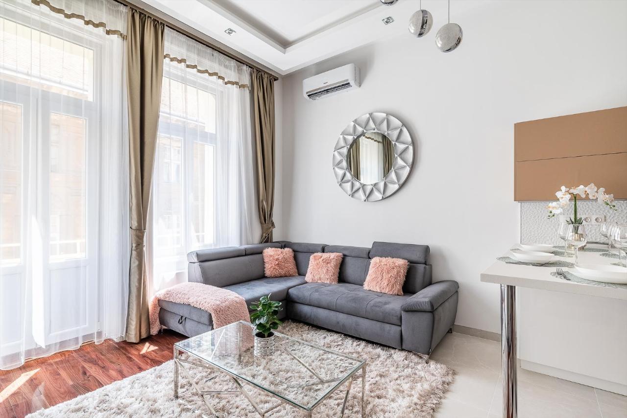 Luxury Apartment With Free Garage And Balcony In The Center Будапеща Екстериор снимка